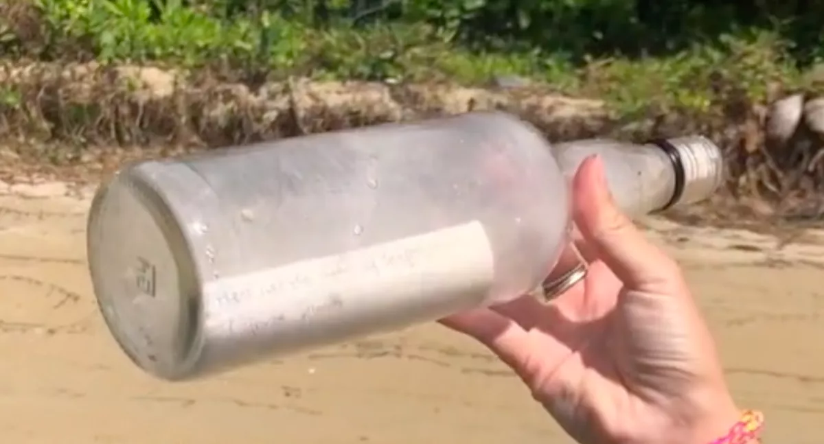 Palackpostát talált a pár: amikor elolvasták, azonnal megbánták, de már késő volt - Videó