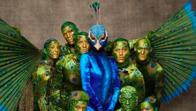 Heidi Klum Halloween jelmezétől leesik az emberiség álla: 10 statiszta kellett hozzá - Fotók