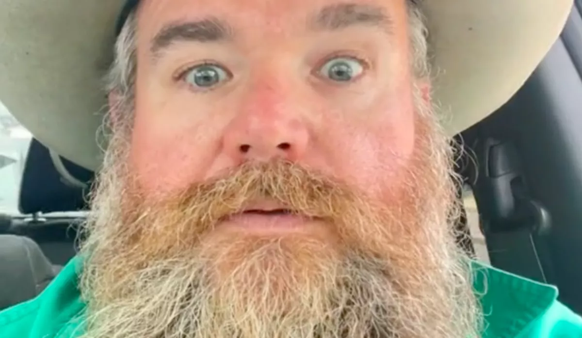 Felemelte a férfi a vödröt: ami alatta volt, attól százezreket ráz ki a hideg a neten - Videó