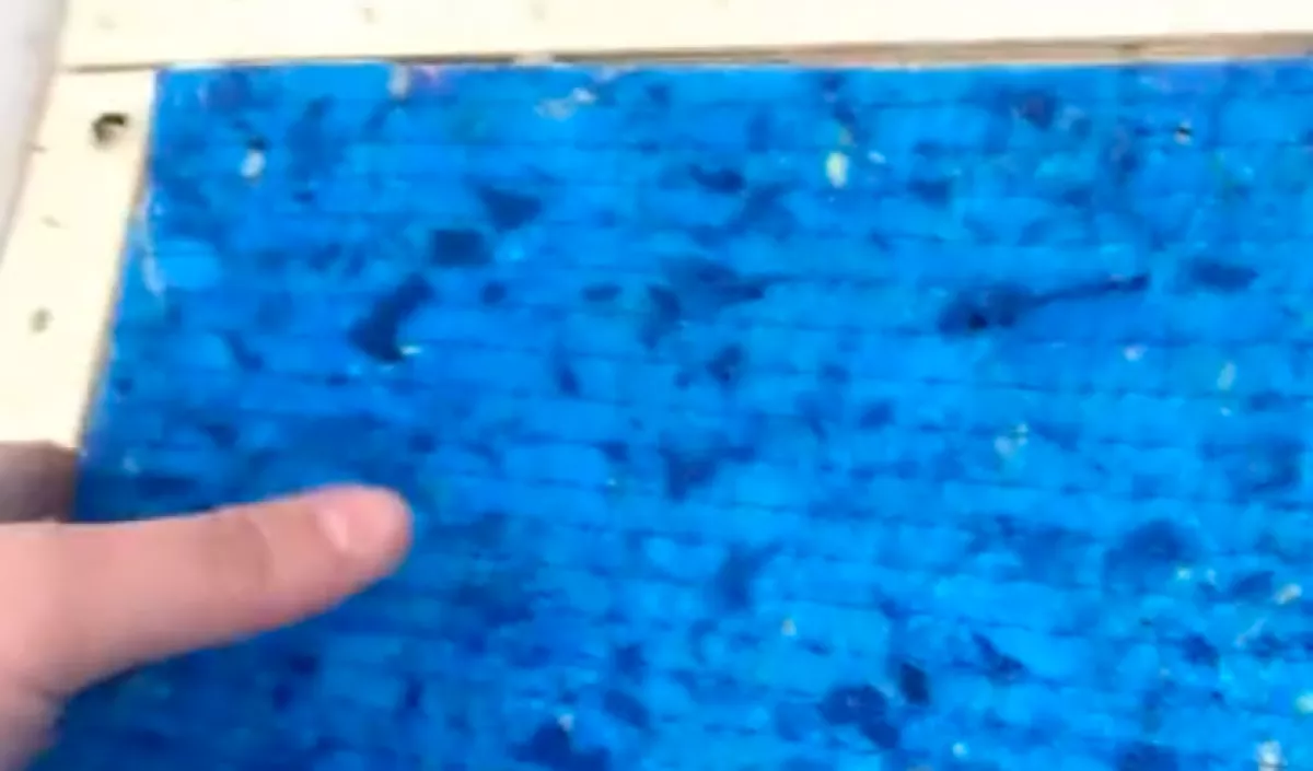 Megállt az új albérlő szíve, amikor benézett a bejárati ajtó előtt lévő szőnyeg alá - Videó