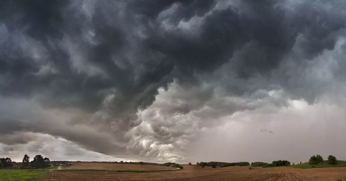 90 km/h-s széllökések, jégeső és zivatarok: 17 vármegyére frissítették a riasztást