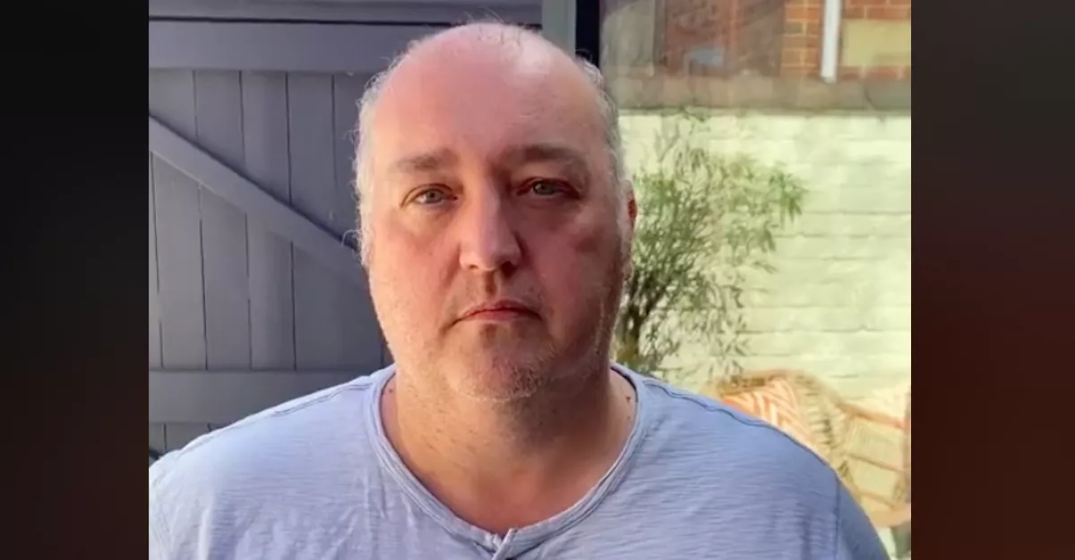 Eleredtek a kopasz férfi könnyei, amikor meglett magát az új parókájával - Videó