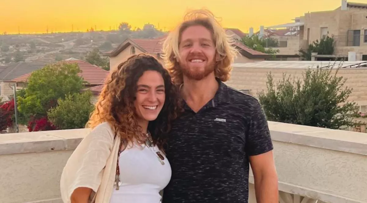 Barátja holtteste alatt élte túl az énekesnő a Hamasz terroristáinak öldöklését - Fotók