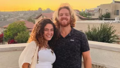 Barátja holtteste alatt élte túl az énekesnő a Hamasz terroristáinak öldöklését - Fotók