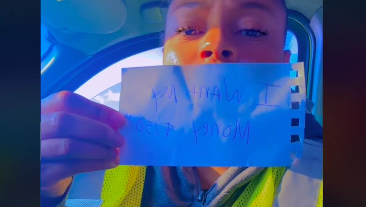 Meglátta a nő, hogy egy idegen nyírja a füvét: pár nappal később talált egy cetlit, ami kiverte a biztosítékot - Videó