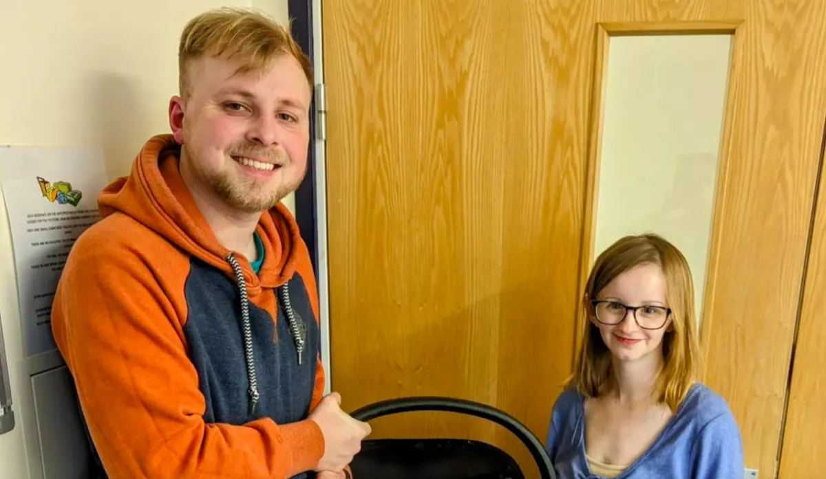 Úgy néz ki a férfi felesége mint egy gyerek - szétszedik a kétgyermekes családot - Fotók