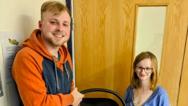 Úgy néz ki a férfi felesége mint egy gyerek - szétszedik a kétgyermekes családot - Fotók