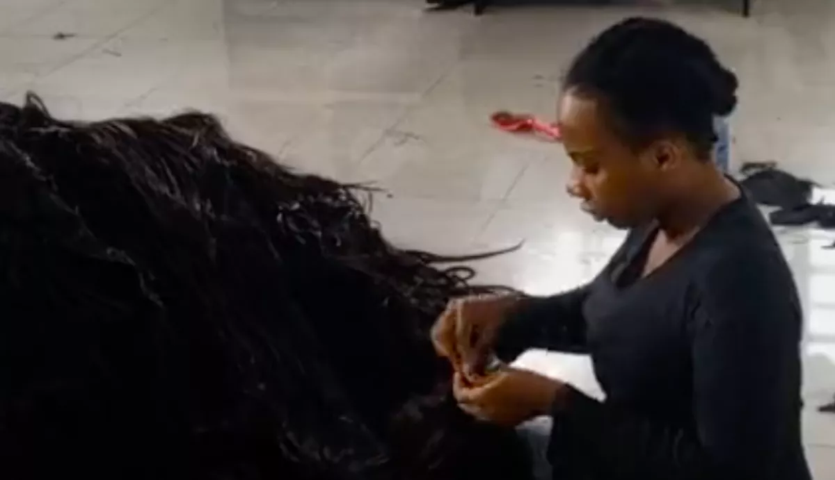 Világrekord: 351 méter hosszú parókát csinált magának ez a nő - Videó