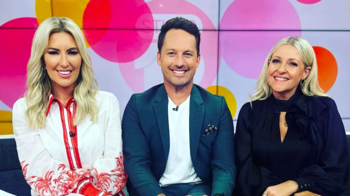 Elfelejtette a tükröt: kamera előtt vetkőzött meztelenre a reggeli műsor csinos sztárja - Videó