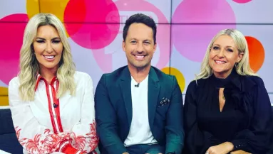 Elfelejtette a tükröt: kamera előtt vetkőzött meztelenre a reggeli műsor csinos sztárja - Videó