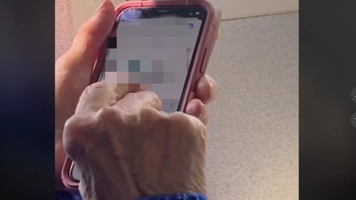 Sokkot kapott a nő, amikor meglátta, mit ír a telefonjába a szomszédja a repülőn - Videó