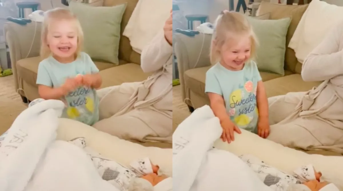 Bemutatták az újszülött kisfiút a nővérkéjének: a reakciója szíveket olvaszt - Videó