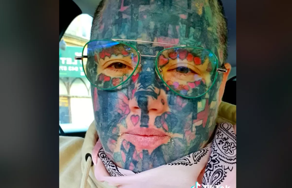 Eltüntették a kivarrt anya arctetkóit: sokkot kaptak a gyerekei, amikor meglátták - Fotók