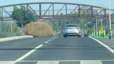 Egy gigantikus dudor gurult a nő felé az autópályán: azonnal filmre vette - Videó