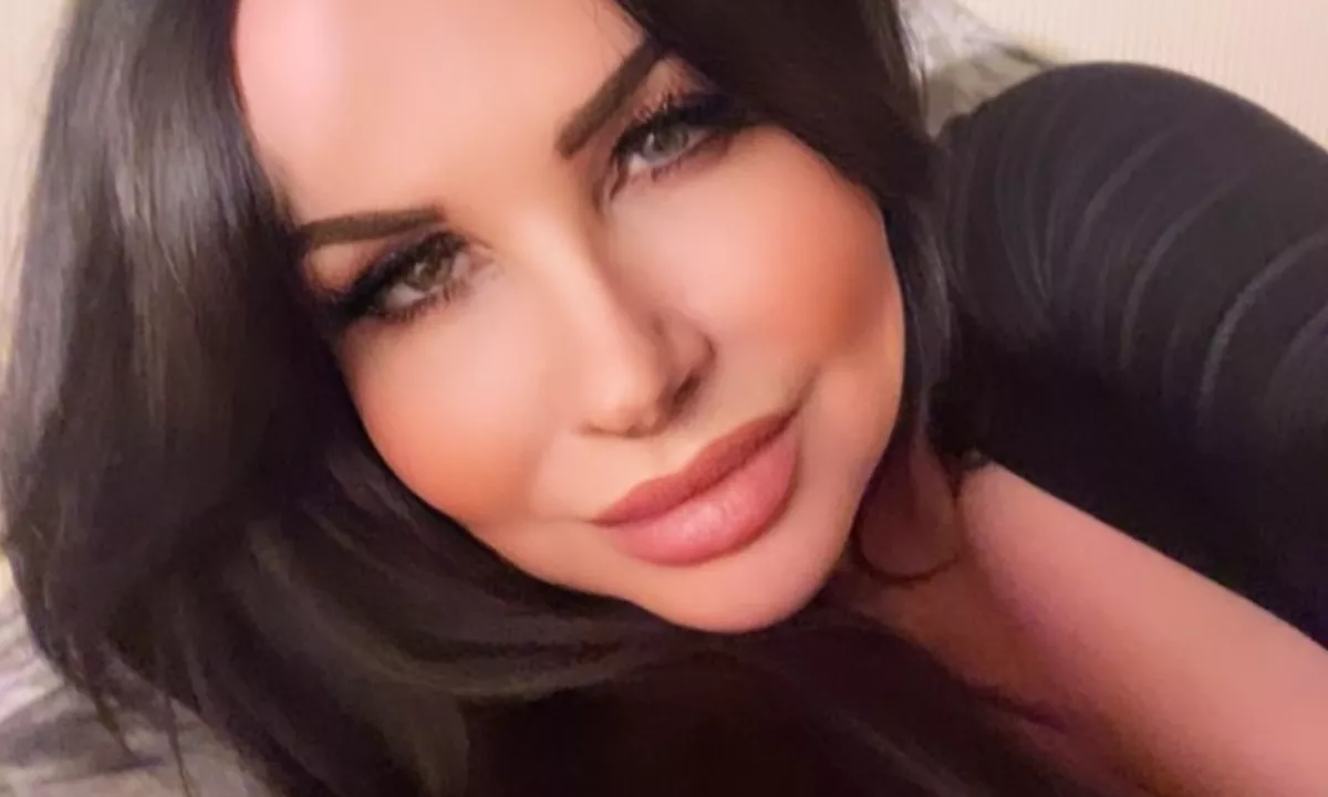 "Fejjel lefelé alszom, mint egy denevér!" - Elárulta szépsége titkát az 55 éves influenszer - Fotók