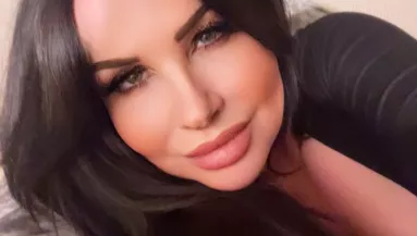 "Fejjel lefelé alszom, mint egy denevér!" - Elárulta szépsége titkát az 55 éves influenszer - Fotók