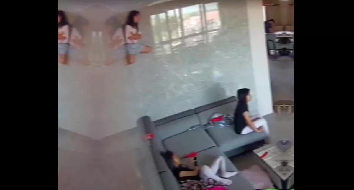 Sokkot kapott az anya, amikor a kamerán meglátta, hol a 8 éves lánya a nappaliban - Videó