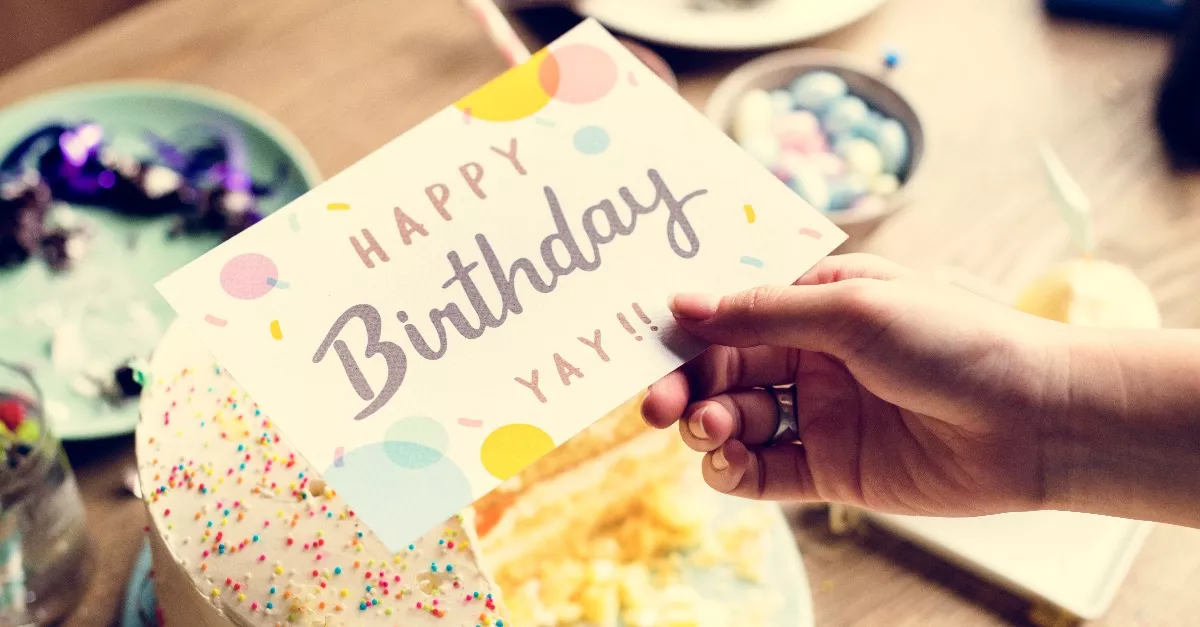 Sokkot kapott a nő, amikor meglátta, mi van a szülinap borítékjában