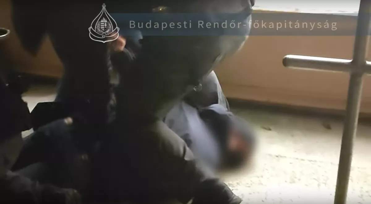 Csomagokat akart feladni Csaba a karácsonyi őrület közepén: a posta előtt tartóztatták le - Videó