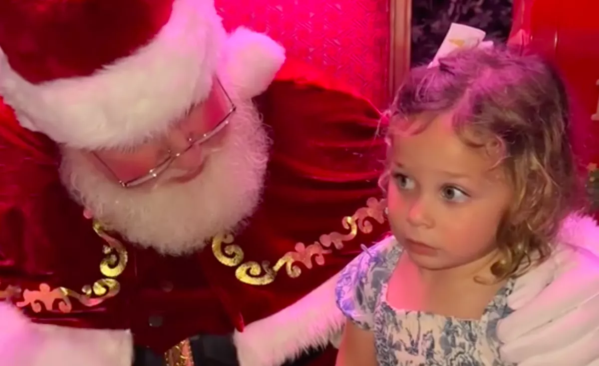 Azt mondta a kislány a Télapónak, nem szeretne az ölébe ülni: ekkor váratlan dolog történt - Videó