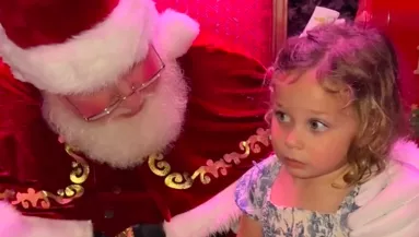 Azt mondta a kislány a Télapónak, nem szeretne az ölébe ülni: ekkor váratlan dolog történt - Videó