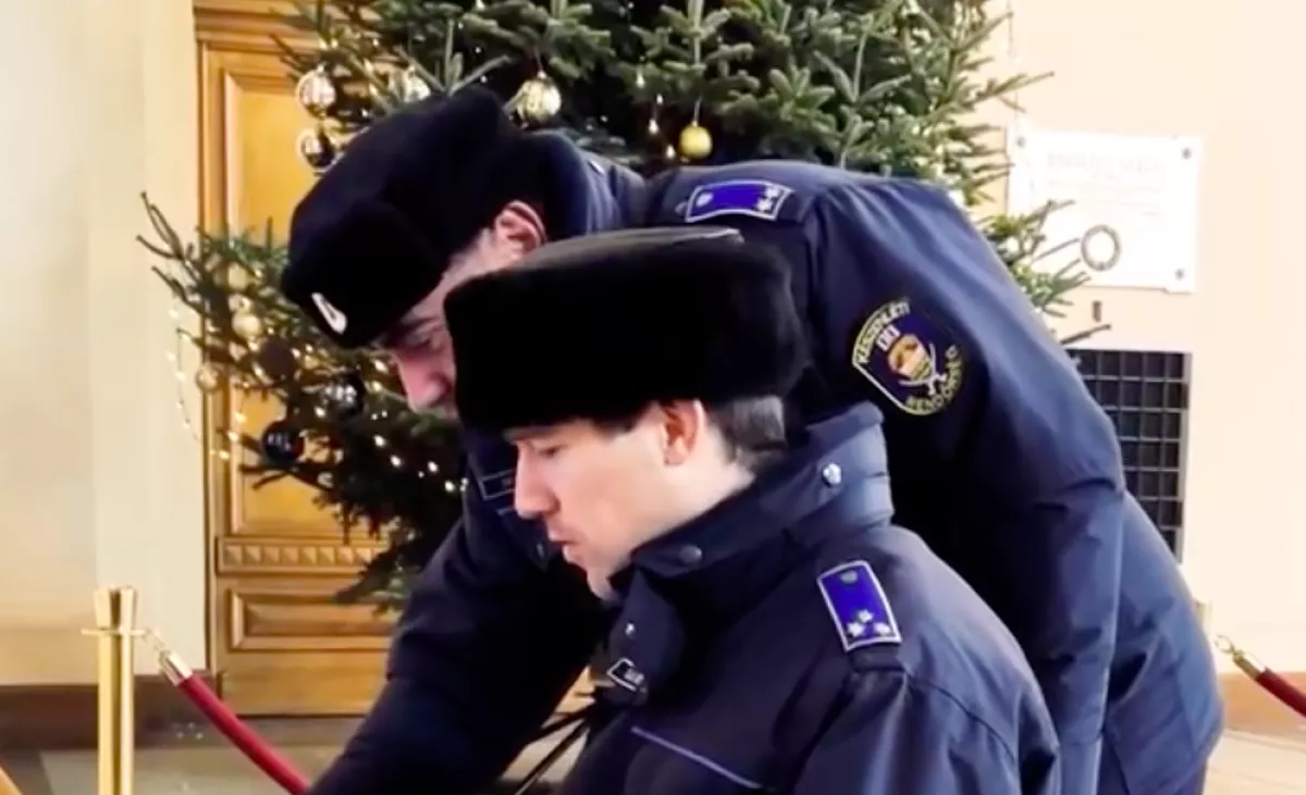 Ma mindenki a rendőrök a Keletiben készítet videóját osztja - Ezt látnod kell!