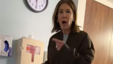 A születésnapján született meg a nő unokája: amikor megtudta a nevét, sírva fakadt - Videó