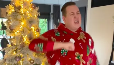 Milliók pusztulnak a férfi karácsonyi táncán: aztán megkapja a számlát - Videó