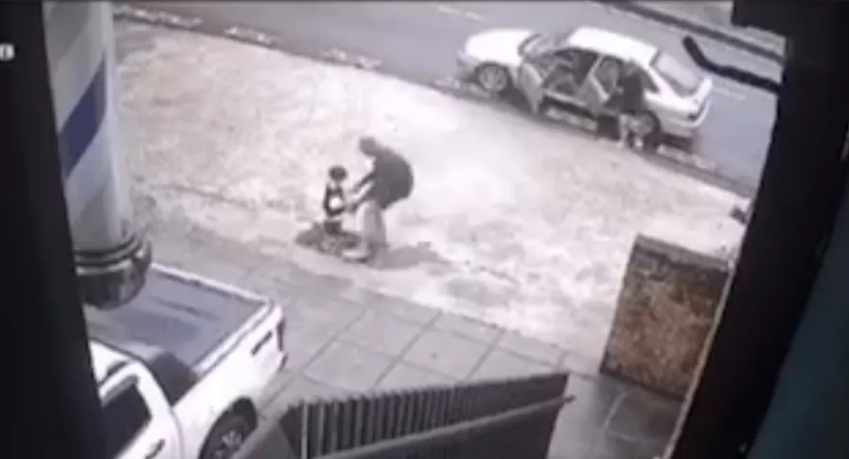 Térfigyelő kamera rögzítette a gyerekrablást: a felbőszült apával azonban senki nem számolt