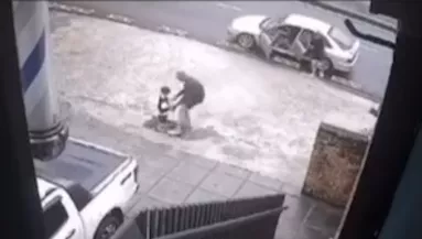 Térfigyelő kamera rögzítette a gyerekrablást: a felbőszült apával azonban senki nem számolt