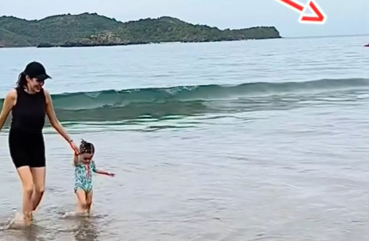 A lányát és párját videózta a tengerparton a férfi: az egész világot sokkolja, ami a háttérben történt - Videó