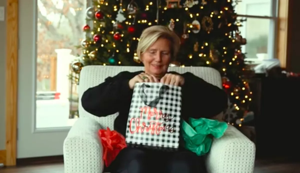 A mesterséges intelligenciával támasztotta fel halott apját: így adta édesanyjának karácsonyra a fiú - Videó