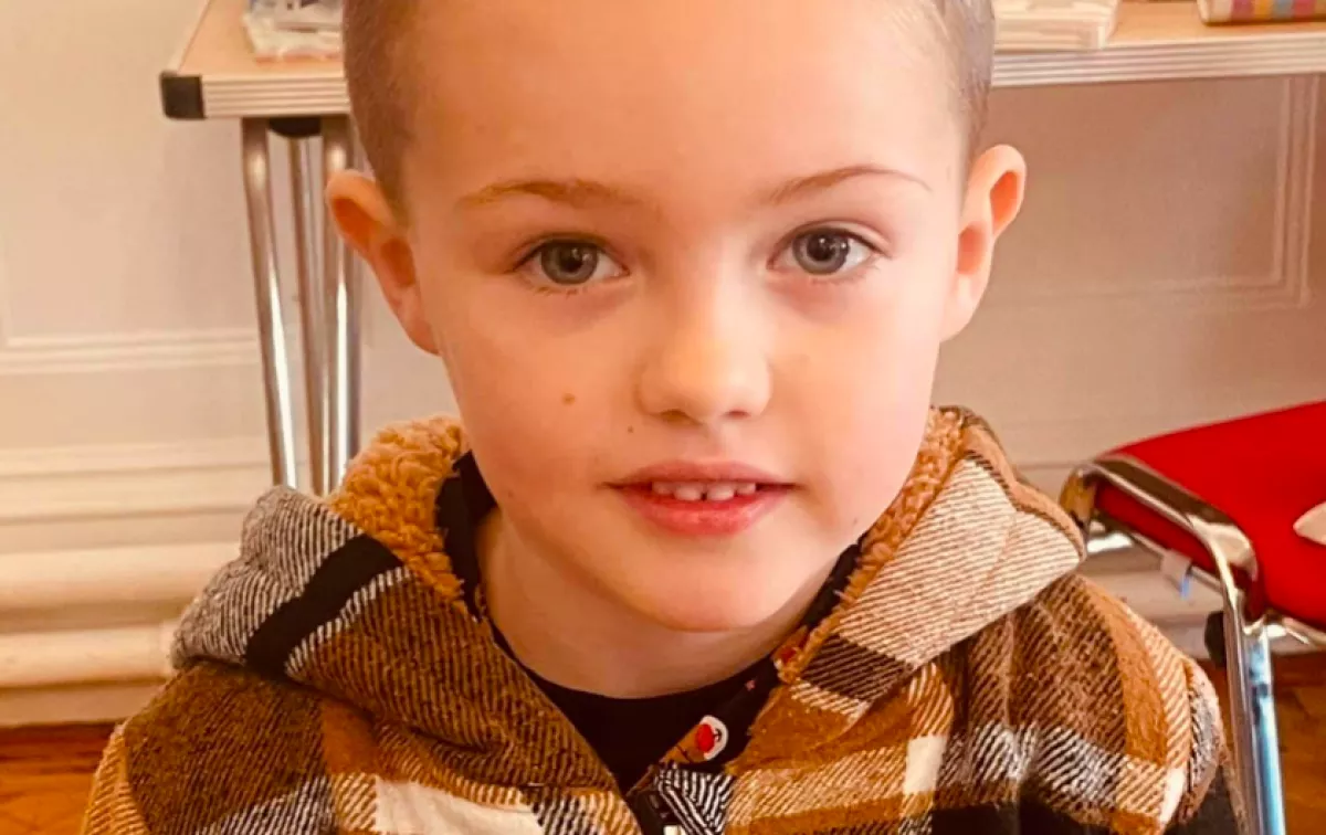 Épp Karácsonykor: ez a kisfiú ríkatta meg az időseket - Fotók