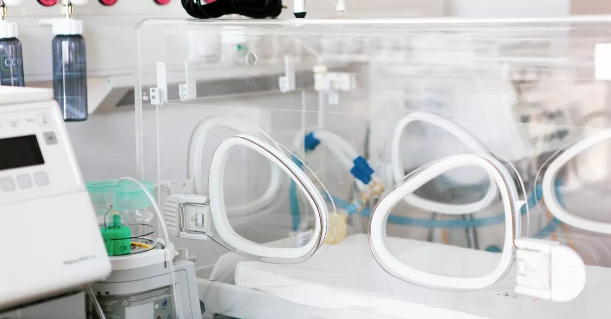 Karácsonykor találtak egy babát a tábori életmentő inkubátorban: most az anyja visszaköveteli