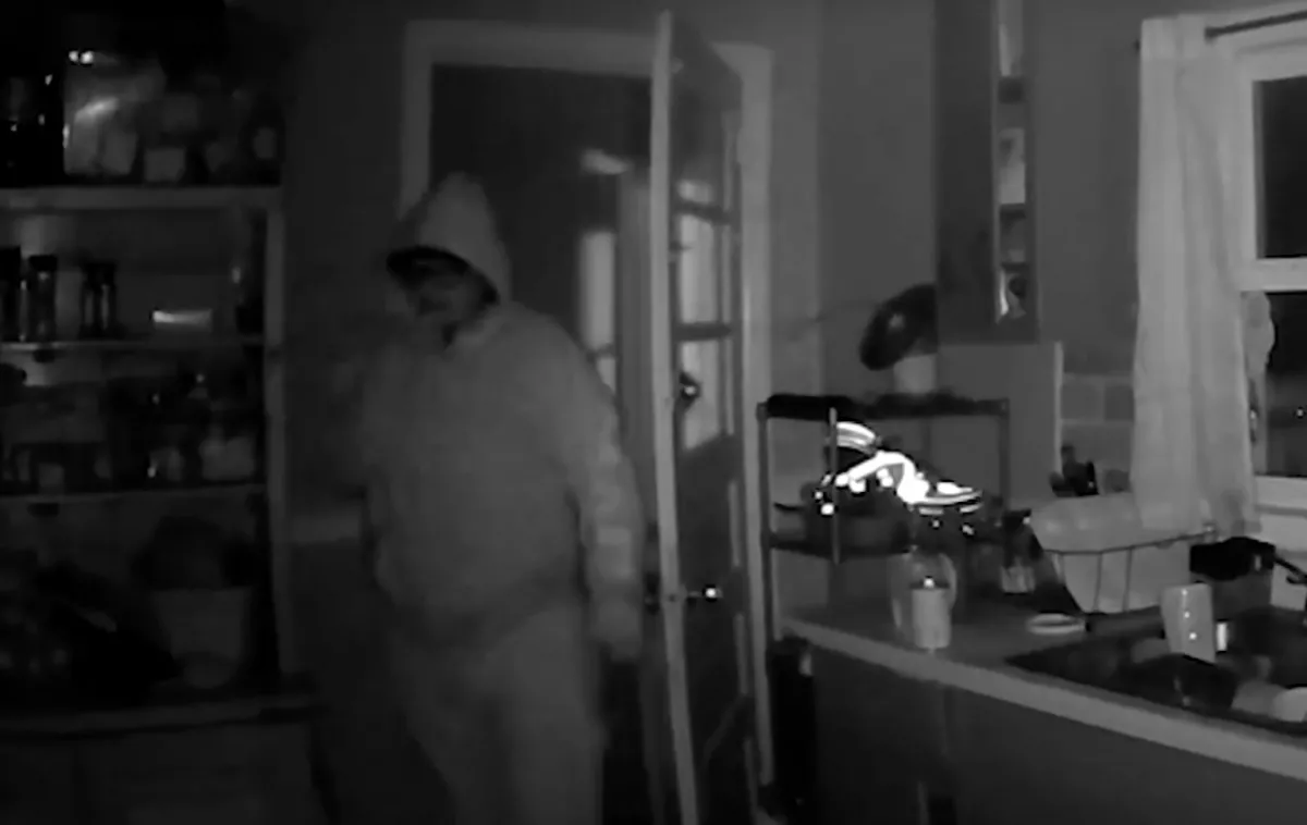 Hátborzongató, miért tör be ez a férfi mindig ugyanabba a háza - Videó