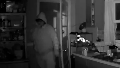 Hátborzongató, miért tör be ez a férfi mindig ugyanabba a háza - Videó