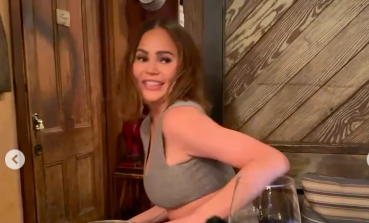 Kínos videó: fehérneműben menekült a mosdóba Chrissy Teigen a családi vacsorán