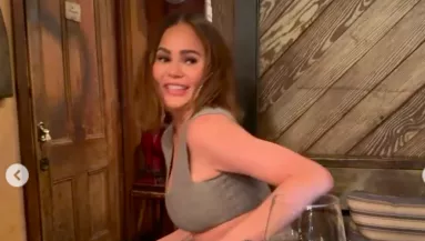 Kínos videó: fehérneműben menekült a mosdóba Chrissy Teigen a családi vacsorán