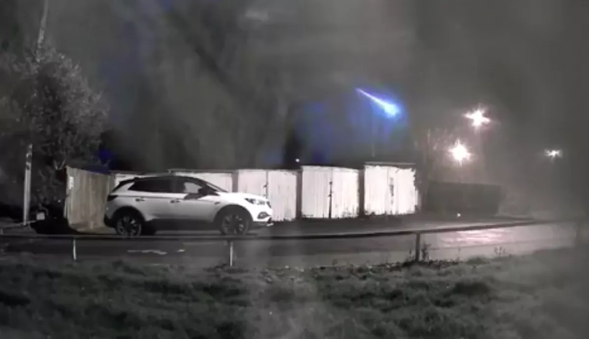 Hatalmas fénycsóvát rögzített a kamera éjjel - Vajon mi volt ez? - Videó