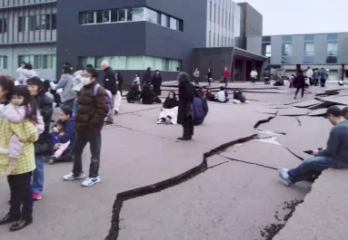 Megrázó képek a japán földrengésről: 5 méteres cunamira figyelmeztetnek - Fotók