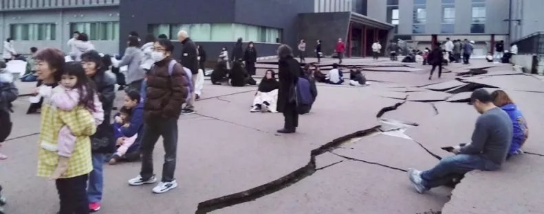 Megrázó képek a japán földrengésről: 5 méteres cunamira figyelmeztetnek - Fotók