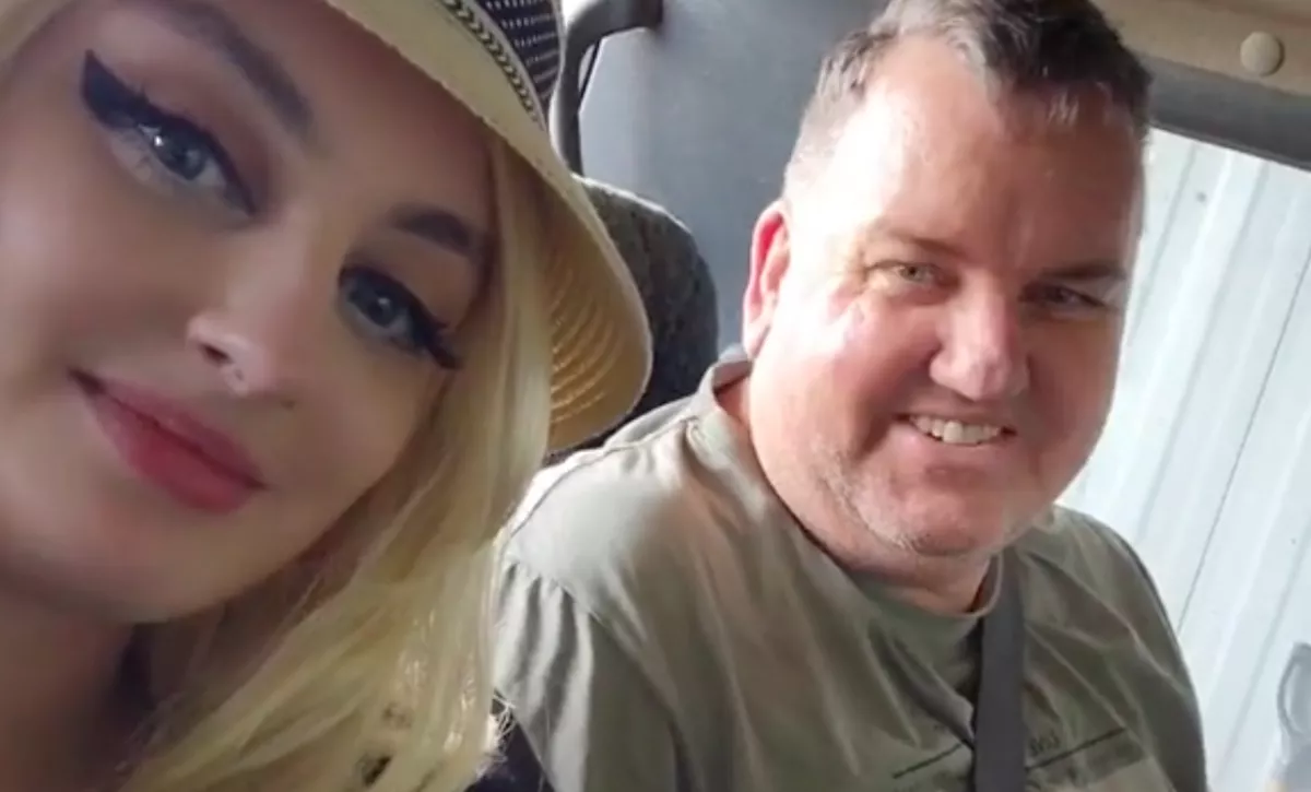 Ebbe az 56 éves férfibe szeretett bele a 24 éves lány: hihetetlen, hol -  Videók