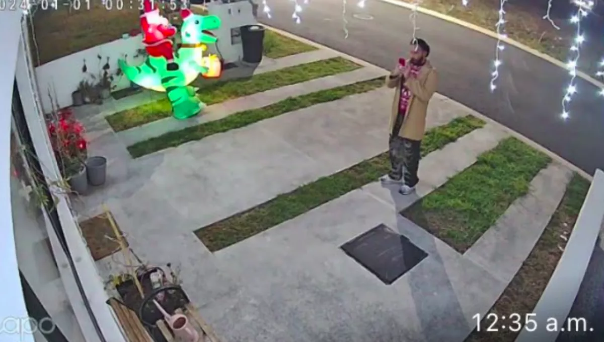 Féltek a lakók, amikor egy idegen kezdte fotózni a házukat: aztán kiderült az igazság - Videó