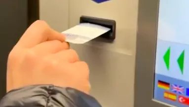 Három napig parkolt egy férfi a reptéren: aztán jött élete sokkja - Videó