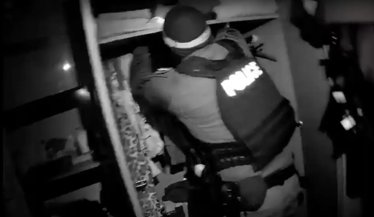 Egy a ház falába vájt odúban bújt el Tamás a börtön elől: így szedték ki - Videó