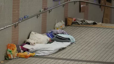 Közeledett a férfi a hajléktalanhoz: undorító, ami a takarója alól hirtelen előbukkant - Videó