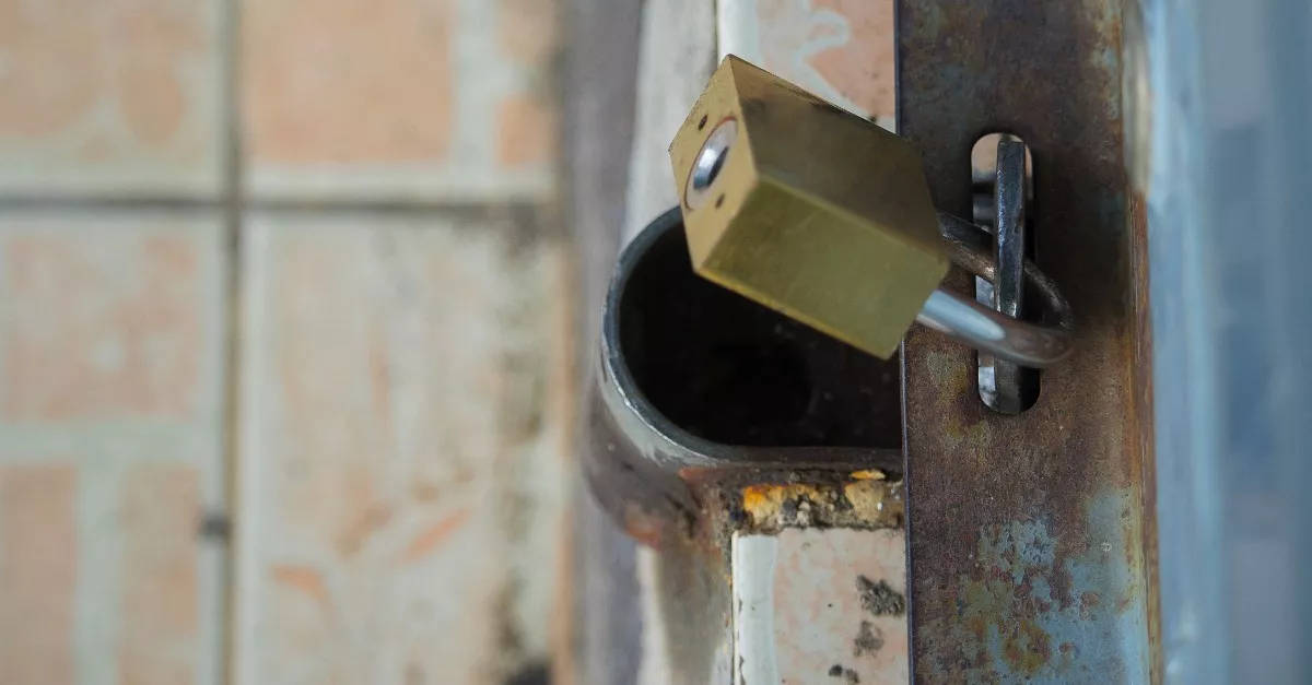 200 éves házat vett a nő: ami a barátja felfedezett egy fal mögött, milliókat döbbent meg - Videó