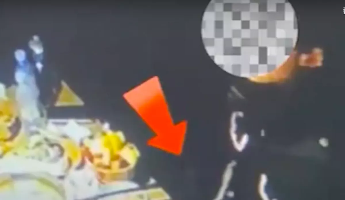 A nadrágjába dugta a kezét a nő az étteremben: majd gyomorforgató dolgot tett - Videó