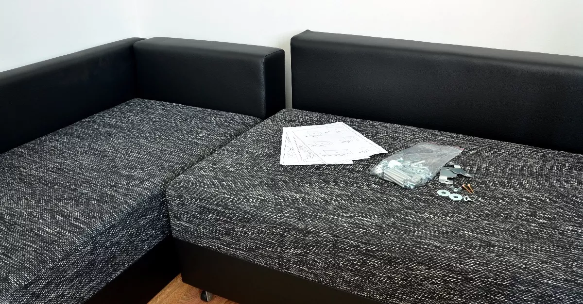 Új kanapét akart összerakni a pár: aztán rájöttek, kínos hibát vétettek - Videó