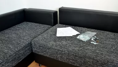 Új kanapét akart összerakni a pár: aztán rájöttek, kínos hibát vétettek - Videó